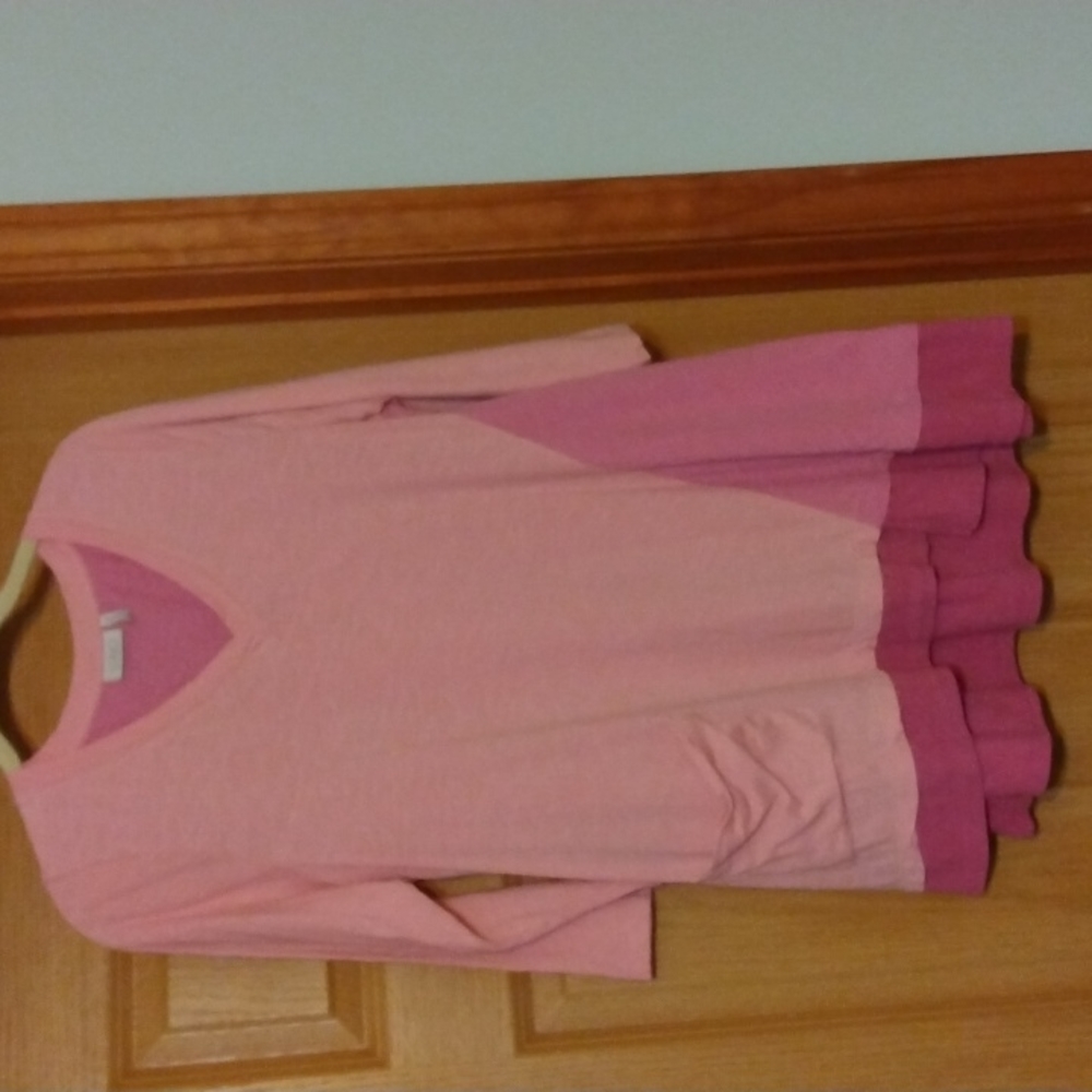 LOGO COLOR BLOCK,VNECK, 3/4 SLEEVE,HI-LO HEM TOP